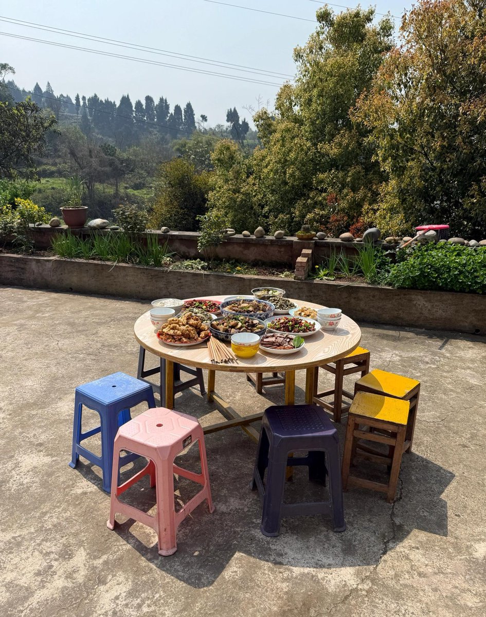 RoamBoulder8nn's tweet photo. My grandma’s heated kang is a cozy haven where we always gather, and today she brews sweet osmanthus tea for the honored guests we just received—how did she know I need to estimate the best time to start our family chat https://t.co/cMWhOY64J8