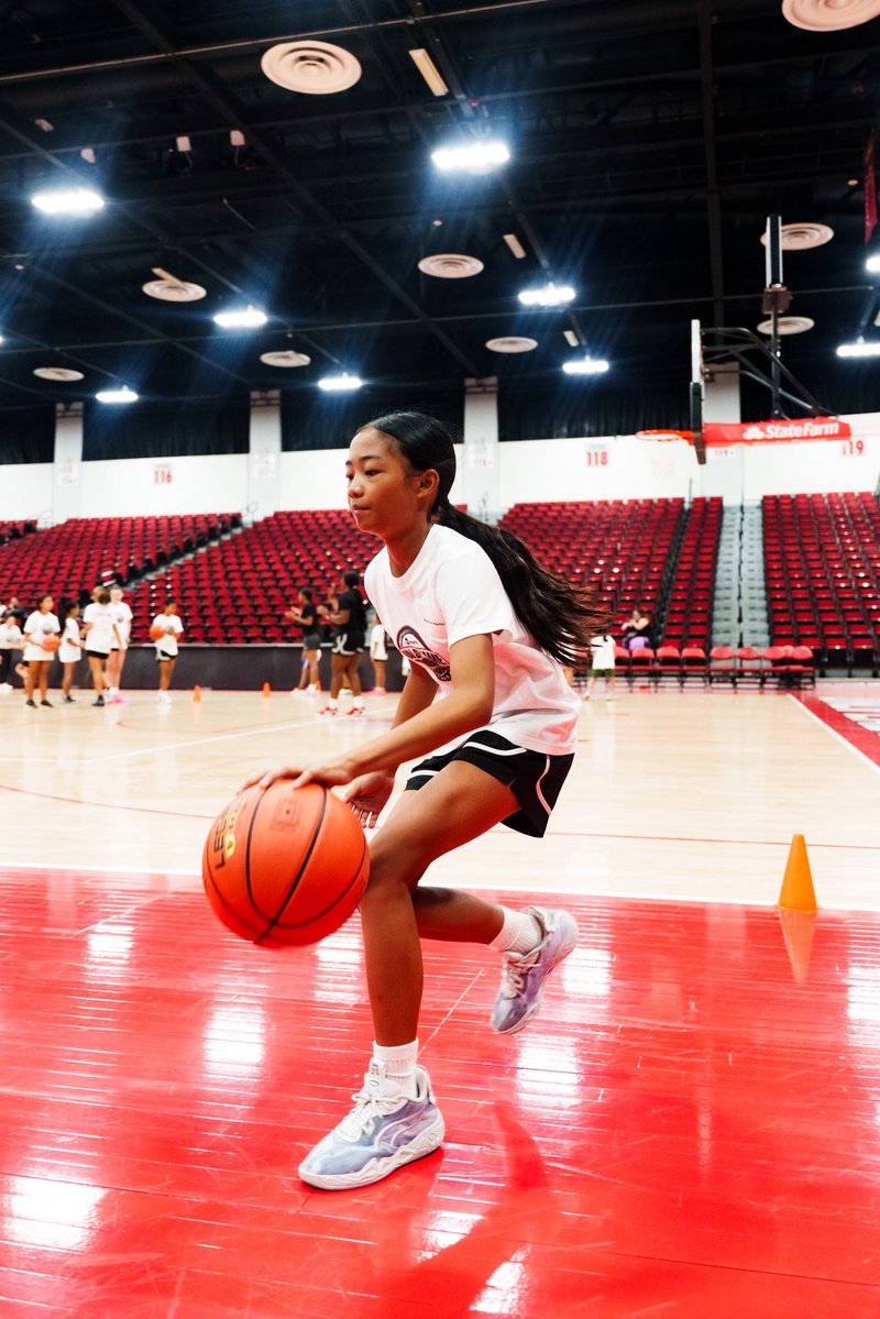 hofseries's tweet photo. Sharing the love of the game with the @UNLVLadyRebels ahead of College Basketball’s Opening Night on November 2 at @TMobileArena! 🏀  

Today, the Lady Rebels and the Hall of Fame Series Las Vegas teamed up for a girls youth basketball clinic, putting the focus on fun, fundamentals, and the next generation of the game. 

#HOFSeries | #LadyRebels