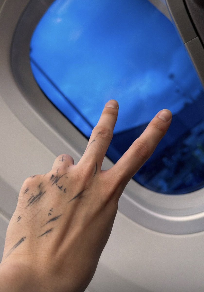 Chris_journeyy's tweet photo. ต้าวลิซล่ะ +1 ที่สงสัยงานไหน 

แต่ป้างงกว่าคือ ลายบนมือพี่ไบรท์คือรายอ่ะ รอยสัก แทททู หรือแค่มือเปื้อนน่ะ แต่มันก็แอบต๊าชน่ะ ❤️

#ไบร์ท #Bright https://t.co/yGdH96JOWk