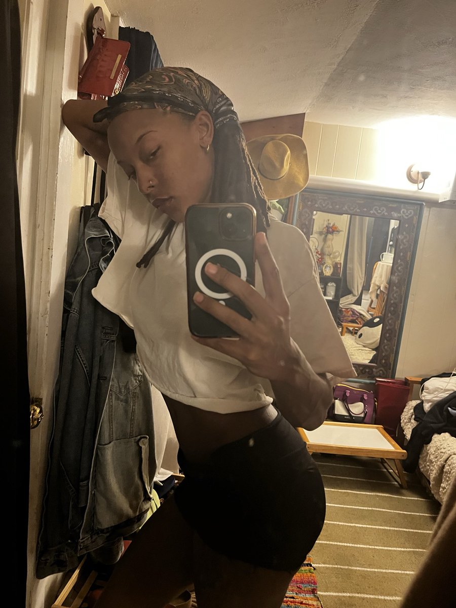 mamamissthang's tweet photo. i just want to drain your dick and your bank account🙄 where are my giant white nerdy subs🥺

#findom https://t.co/RpApWcBoPr