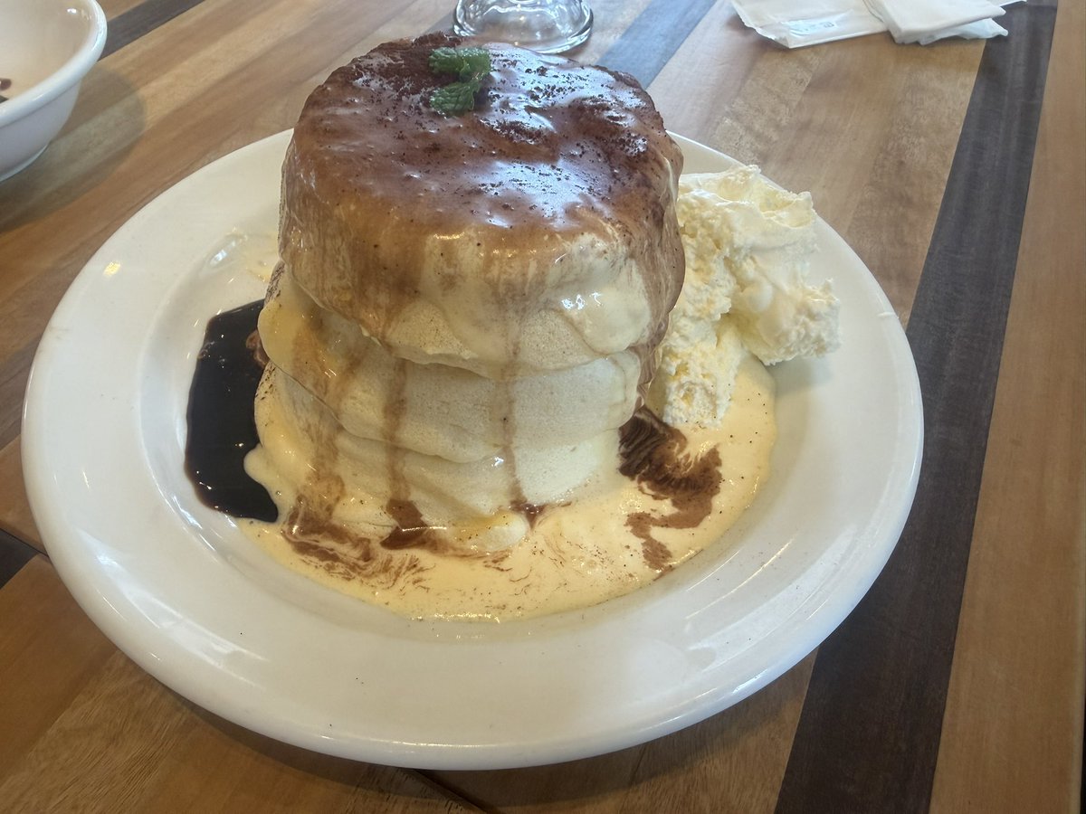 chichiguchi's tweet photo. 久しぶりにモーニング行こうということで
パンケーキ食べに、、、

パンケーキ
エッグベネディクト
唐揚げ２個
ドリンク２杯(アサイーシェイクと紅茶)

4500円
モーニングで安くなってるのに😵‍💫

モーニングじゃなければドリンク頼まなくていいのですが
結局同じ値段なら朝食べに行った方がいいよね https://t.co/OXxWjatQ5b