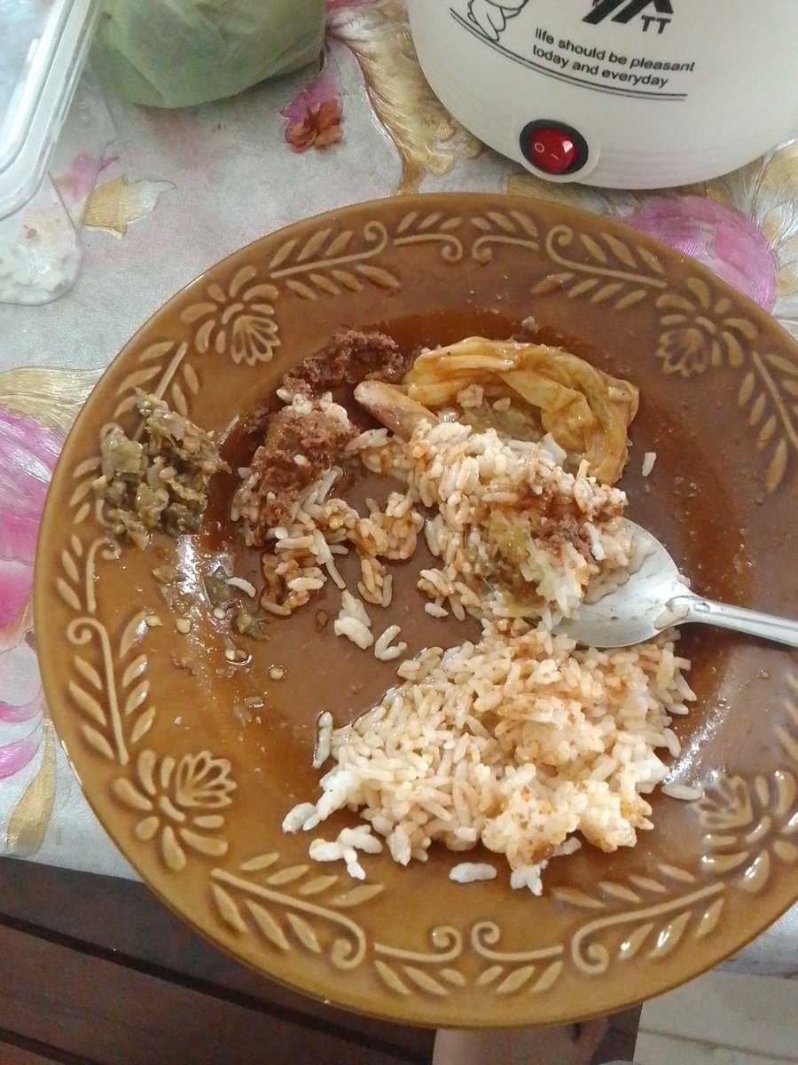miniionee's tweet photo. Nasi padang pake sendok https://t.co/U5CoS9pUU2