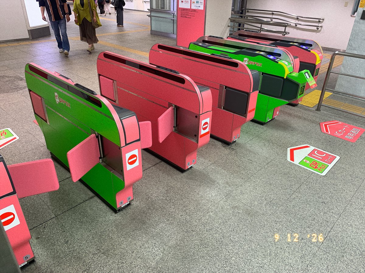 blackcrag1117's tweet photo. JR九州 博多駅の改札口の多くが
紙のきっぷを受け付けない仕様に変更されているが…

キャッシュレスで列車に乗れるひとって
ある程度列車利用が慣れているひとで

「たまには車じゃなくて電車で行こう」
と思ってくれるライト層を蔑ろにしている感が
なんかイヤなんよね https://t.co/LDf21tLkij