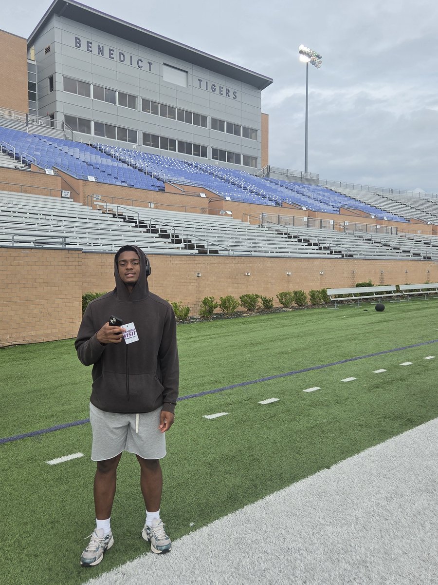 cox_jaman64099's tweet photo. We had a great visit with Benedict  College! Very thankful for the opportunity to shake hands and meet the staff. 
   @GoTigers_FB @CoachChrisWalsh @rampagegrho1914 @JamantayC https://t.co/dINPhpcYP8