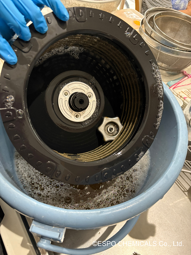 espochem's tweet photo. ［HP更新情報］エスポ化学スタッフコラム 第105回「10年分の油汚れに挑戦！ アルミを傷めにくい業務用油脂洗浄剤」をアップしました。
https://t.co/vYIu1xF3gy
（オイルパル®γ 機械油用PRO　製品ページ）
https://t.co/xpSTDbOiqA https://t.co/aMlqGHmWdP