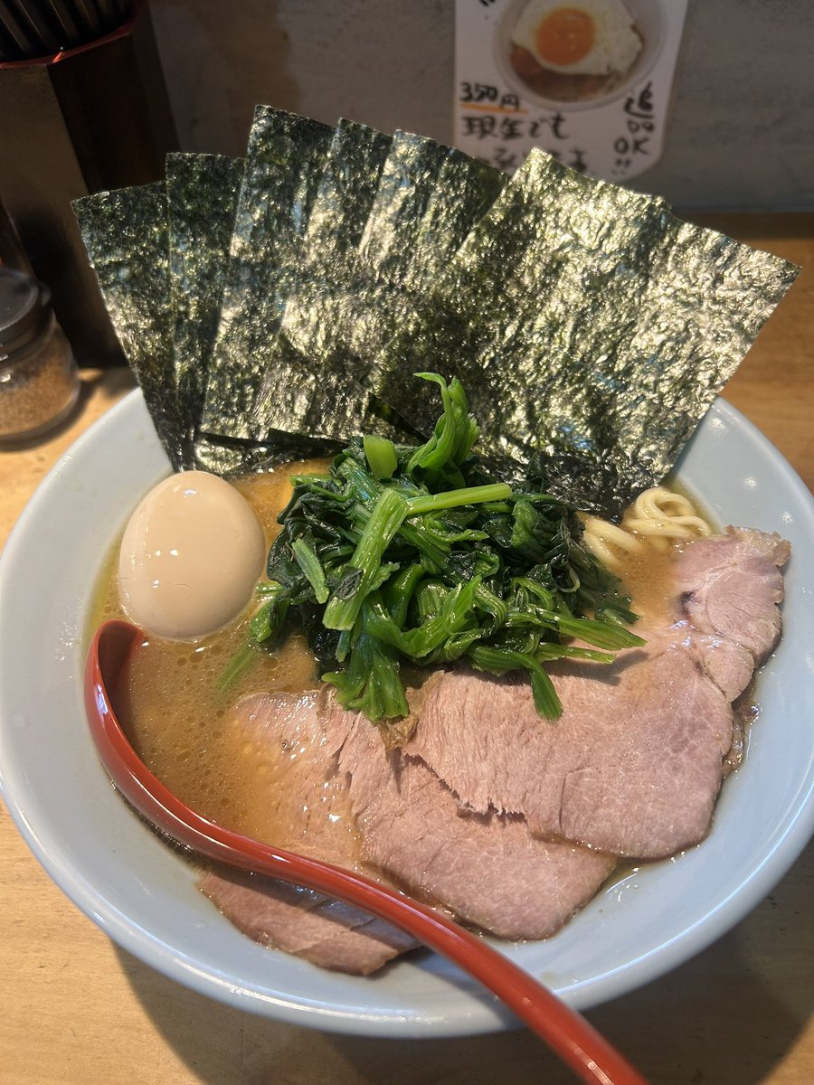 EntrustKondou's tweet photo. #サムライノネイロ

お初です！
家系ラーメン全部乗せ　1400円

やわ　普通　普通…
しょっぱウメー🍜
噂通り麺短けえ〜笑
にしても、麺もウメ〜…
塩分取りすぎになるから完飲は控えた https://t.co/kPHqSDRBGU