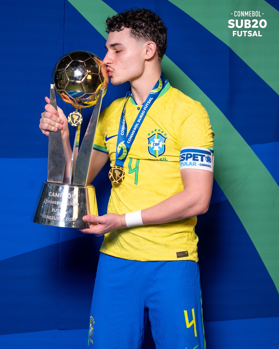 CONMEBOLtorneos's tweet photo. A taça nas mãos do capitão, a caminho do Brasil! ©️🏆
CONMEBOL #Sub20FS https://t.co/y3b9jLJuDr
