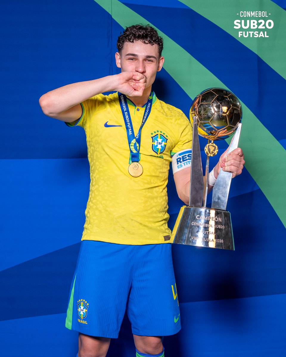 CONMEBOLtorneos's tweet photo. A taça nas mãos do capitão, a caminho do Brasil! ©️🏆
CONMEBOL #Sub20FS https://t.co/y3b9jLJuDr
