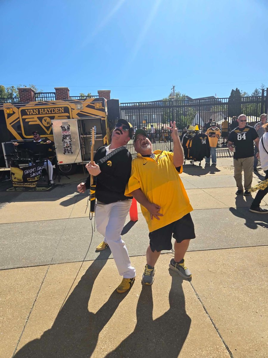 vanhaydenband's tweet photo. What a weekend! Huge thanks to everyone who rocked out with us. Meeting so many new friends and jamming right next to Kinnick stadium was legendary. As you can see, the air guitar skills in the crowd were elite!! 🎸🍻🔥 https://t.co/ESoNqXgisr