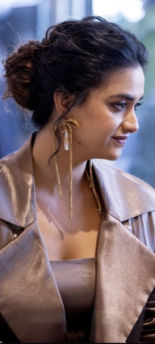 CuriousKarthi's tweet photo. Kundiyar broad solid and deep neck 😋👅 @ammuzkiara

Iva husky voice la monanga vittu 🤤💋 kettute thondai kazhuthu fulla suthi suthi 🥵👅 nakki edukanum kutti lips 👄🩷 la nakki mooku ootaiya sniff panni 👃🏻😋urinjukite kannatha kadichu sappi edukanum keerthy moaning sound oda 🤤💃🏻🫦