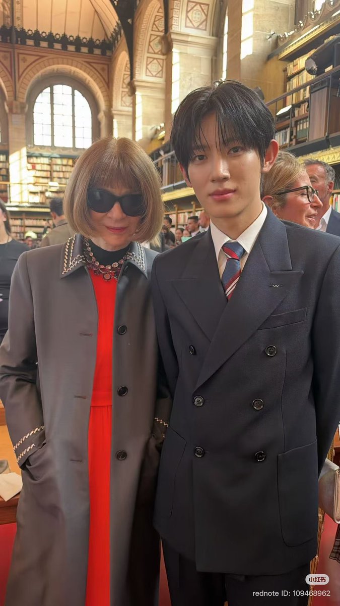 ParkSiwooVNFC's tweet photo. Seeing Siwoo next to Anna Wintour brings back so many memories of cheering him on. A little emotional, so very happy, and more proud than words can say. I hope this moment leads more people to discover and love the young man who has meant so much to us all along. 💜

PARK SIWOO AT VALENTINO PFWSS27
#PARKSIWOOxVALENTINO
#VALENTINOPFWSS27
#PARKSIWOO