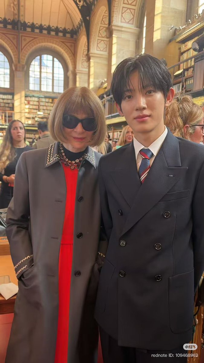 ParkSiwooVNFC's tweet photo. Seeing Siwoo next to Anna Wintour brings back so many memories of cheering him on. A little emotional, so very happy, and more proud than words can say. I hope this moment leads more people to discover and love the young man who has meant so much to us all along. 💜

PARK SIWOO AT VALENTINO PFWSS27
#PARKSIWOOxVALENTINO
#VALENTINOPFWSS27
#PARKSIWOO
