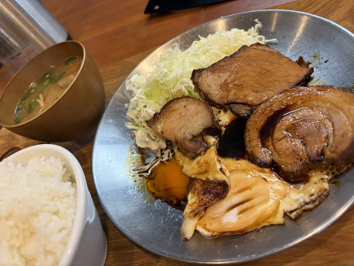 NOR_KAWA's tweet photo. 本日は夜勤明けで推しラーメン店が店休日に始めた別業態の定食屋でチャーシュー2種類（豚バラ&amp;赤身）🐽と目玉焼き🍳のちゃーたま定食をいただきます🤤タレが濃いめでご飯🍚が進むわ〜😋 https://t.co/y0Pdyqq1e1