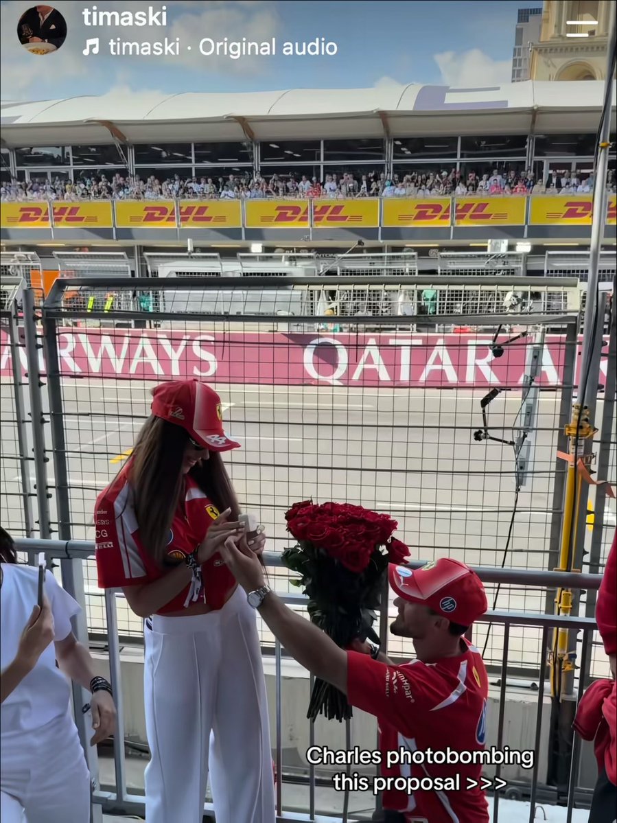 itfeelstory's tweet photo. อันนี้โคตรน่ารัก มีคู่รักขอแต่งงานกันที่ข้างสนาม F1 วันแข่งจริงเลย ละรถของ Charles Leclerc ขับผ่านพอดี ฮีเลยมาเม้นว่า ‘ยินดีด้วยและขอโทษที่แย่งซีน’ 555555555555555 ฮา https://t.co/7bayPSapdz