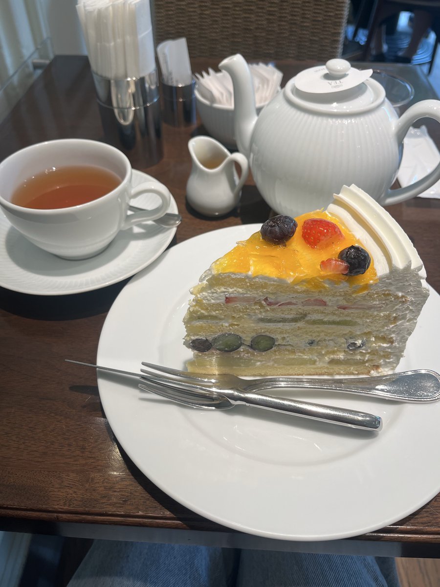 mint_tea3513's tweet photo. ケーキといえばハーブス🍰
はちみつとほうじ茶って合うんだ😳 https://t.co/7dGit7PxJP