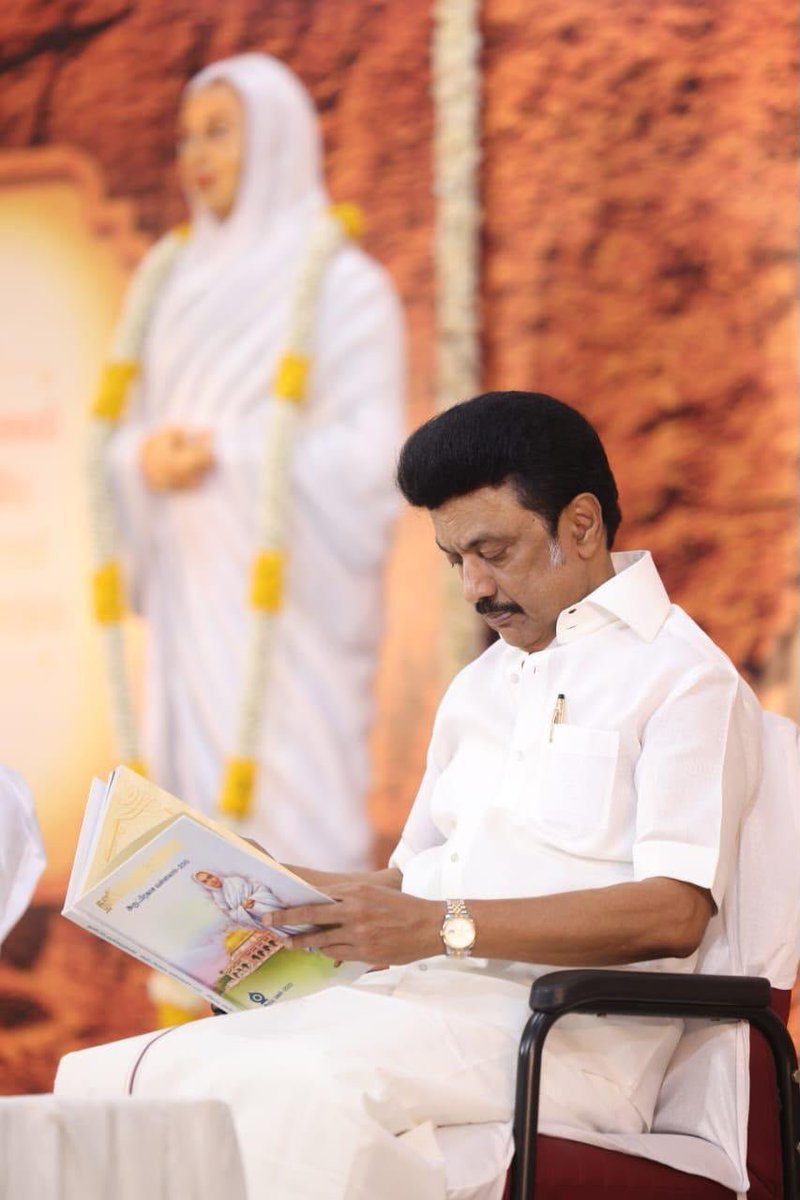 mkstalin's tweet photo. தனிப்பெரும் கருணை நாள்: சாதி, சமயம், சடங்குகளைக் கடந்து அனைத்து உயிர்களையும் ஒன்றாகக் கருதிய வள்ளலார் பிறந்தநாள்

தமிழ்நாட்டின் வரலாற்றில் இதுவரை இல்லாத அளவுக்கு:

🔹வள்ளலாரின் உயரிய கருத்துகள் உலகெலாம் சென்றடைய அனைத்துலக வள்ளலார் மாநாடு,

🔹அம்மாநாட்டில் 8 புதிய அறிவிப்புகள்,

🔹வள்ளலார் முப்பெரும் விழா,

🔹வள்ளலார் வாழ்ந்த மருதூர் இல்லம் புனரமைப்பு,

🔹திருவொற்றியூர் நெடுஞ்சாலைக்கு வள்ளலார் பெயரைச் சூட்டியது என வள்ளலாரைப் போற்றிச் சிறப்பித்தது நமது #DravidianModel அரசு.

வள்ளலார் ஏற்றிய அணையா விளக்கைப் போல அவர் வலியுறுத்திய சமூகநீதி, சமத்துவ மற்றும் மூடநம்பிக்கை எதிர்ப்புக் கருத்துகளும் சுடர்விட்டு மக்கள் மனங்களில் எரிய வேண்டும்! மதமென்னும் பேய் நம்மைப் பிடியாதிருக்க வேண்டும்!