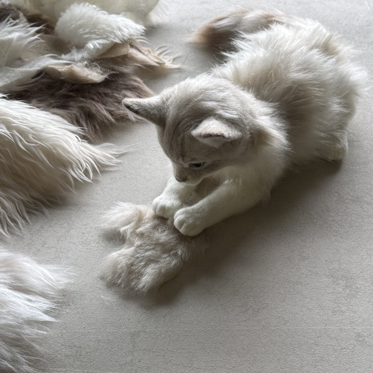 yokookada_bone's tweet photo. まだ完成してないのに、
じっとしてくれない🐾
グレージュの長毛ネコ、
仮完成です。
#capeesh https://t.co/x8bV7dZQjP