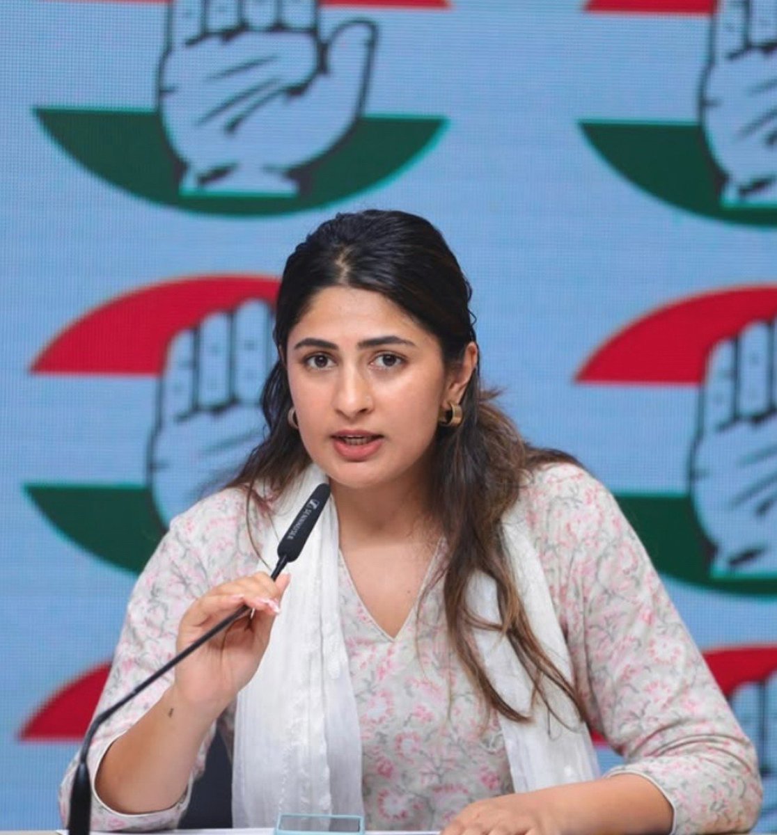 Sheetal2242's tweet photo. जरूरी नहीं कि "शहीद भगत सिंह" हमेशा एक पुरुष ही हो कभी कभी वो एक "नेहा बोरा" और "गुरमेहर कौर" भी हो सकती है।

मैदान में डटी रहो शेरनियों एक दिन ये दुनियां तुम्हे "सलाम" करेगी और तुम्हारे सामने झुकेगी।🔥🔥🔥 https://t.co/YnHLt8gJ0Z