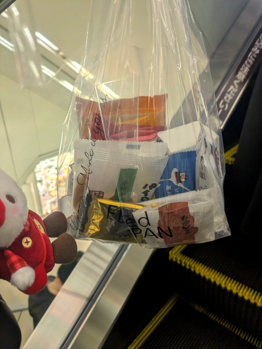 anyachan_uhoho's tweet photo. 新宿三丁目のマルイに全国の銘菓がバラ売りで買える最高ショップできてたぞ https://t.co/BmKD5naybi