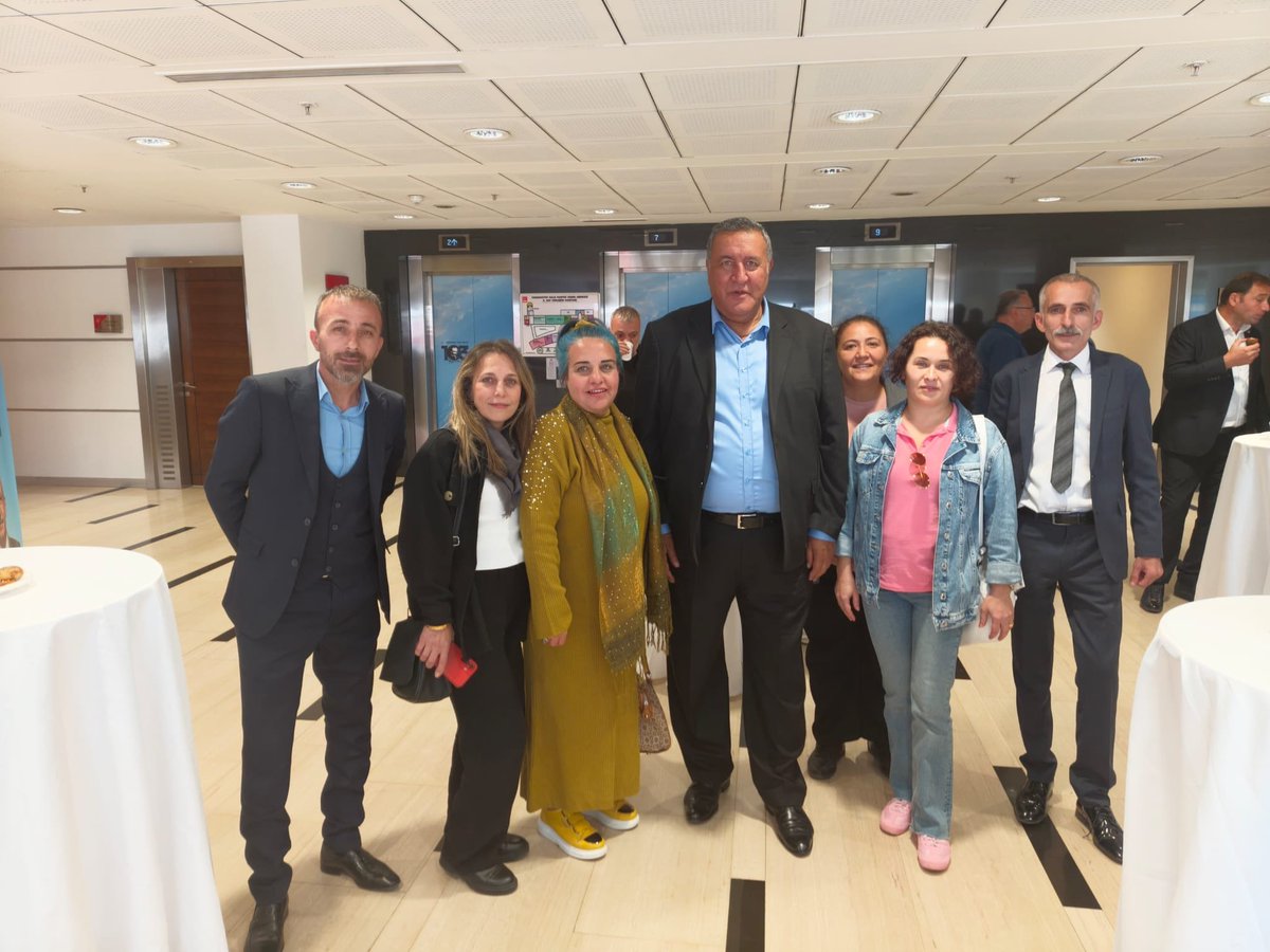 fethigurer's tweet photo. Staj ve çırakların hakkı olan haklarının verilmesinde de, emeklilikte adalet arayan ve kademeli bir geçiş talep edenlerinde,taşeron çalışanlara çalıştıkları kurum kadrosuna alınma mücadelesinde de, esnafın 9000 gün priminin 7200 güne çekilmesi içinde,İnsan canına kast etmemiş yaralamamış bir hata ile ehliyeti alınan için af içinde ,ek 3600 kapsamı genişletilmesi içinde,emekli intibak düzenlemesi ve  en düşük emekli aylığı asgari ücret düzeyinde ücret olması ve bayram ikramiyesi yükseltilmesi içinde  ,Çiftçi esnaf borç ötelemesi, borç faizi silinmesi icra durdurulması ve alım fiyatları çiftçi refahı sağlayacak düzeyde olması için de ,İthalat değil yerli üretici desteklenmesi   ve diğer mağduriyetler ile ilgili de soru önergeleri, kanun teklifleri meclis araştırmaları verdik. Vermeye devam edeceğiz. Sorunlar çözülünceye kadar haklı mücadelelerin yanlarında olacağız.Çözülen her sorun ülke huzurunu artıracaktır.
@SRTELARZ @CirakStajFED @ANKSTAJCIRAK @EmadDernegi @EytEmeklilerFed @kadrosuz123 @KamuKatib @SaygiliAdam @Tumemekder @BAGKURDERNEGI @tued_1970 @KadirTeke98929