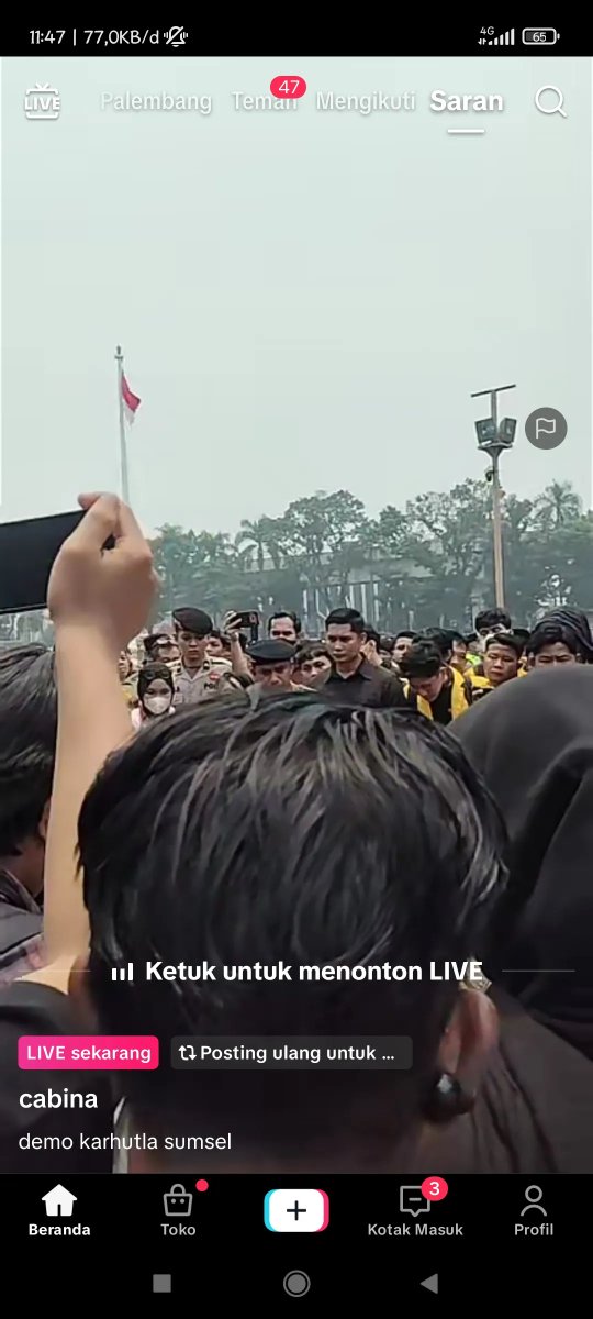 keluhkesahkonoh's tweet photo. Hari ini mahasiswa di Palembang lagi demo menuntut penanganan karhutla yang makin parah. 😭

Mohon doanya buat teman-teman di seluruh Indonesia, semoga karhutla di Palembang ini segera teratasi.

Warga di sana sudah benar-benar tercekik dan sesak napas karena kondisi asapnya. 🥺🙏