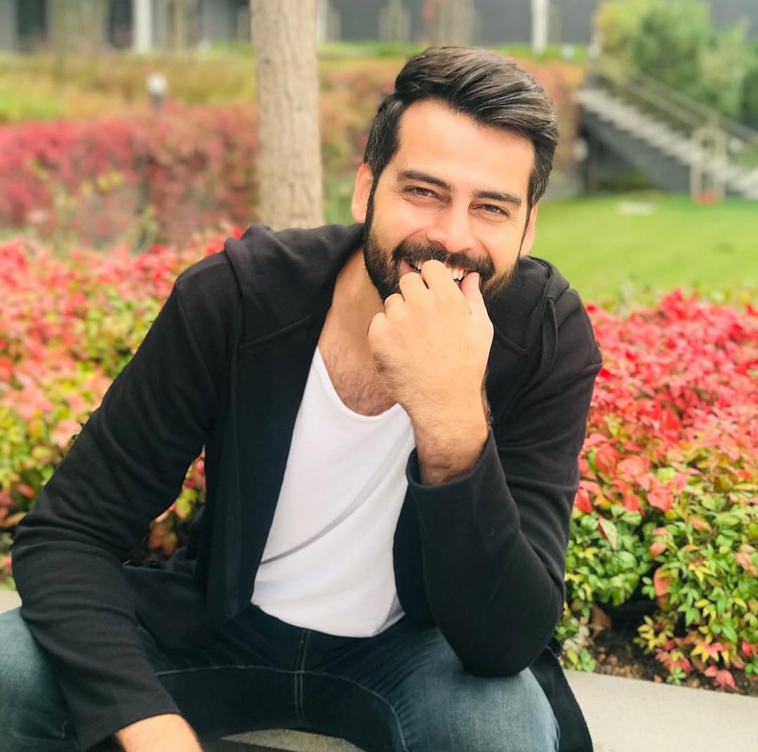 ErmrcM's tweet photo. Seni sevmek bu  cümle öylesine bir cümle değil. Ölesiye bir cümle.@ERKANMERICC #ErkanMeriç https://t.co/jVvj8hda4l