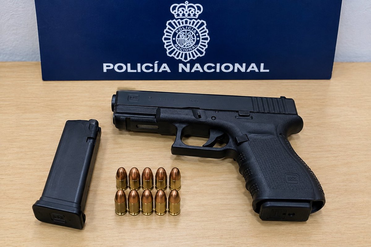 Jupol_Sevilla's tweet photo. Tres intervenciones con armas de fuego en Sevilla este fin de semana. Un compañero herido, disparos y un arma intervenida.

Cada vez más expuestos. Cada vez más desprotegidos.

Policía, profesión de riesgo YA. JUPOL exige protección y reconocimiento. https://t.co/veAYcFXEJe