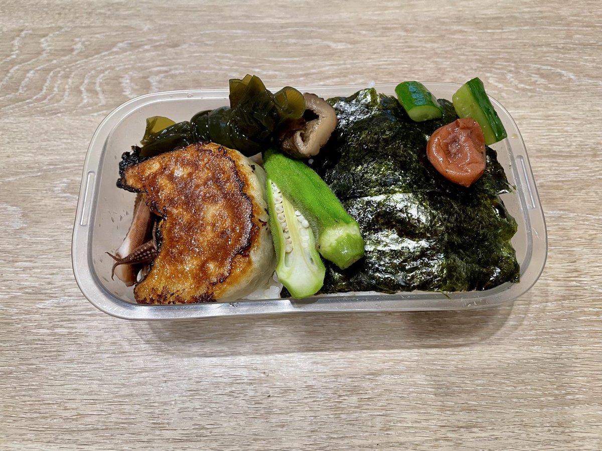 kujira032's tweet photo. #お弁当

佐野餃子
切干大根煮
昆布と椎茸煮
オクラ海苔弁

先週栃木に行ってお土産の佐野餃子、1つ70gもあって大きい！

#佐野餃子 https://t.co/z14KPlqYbt