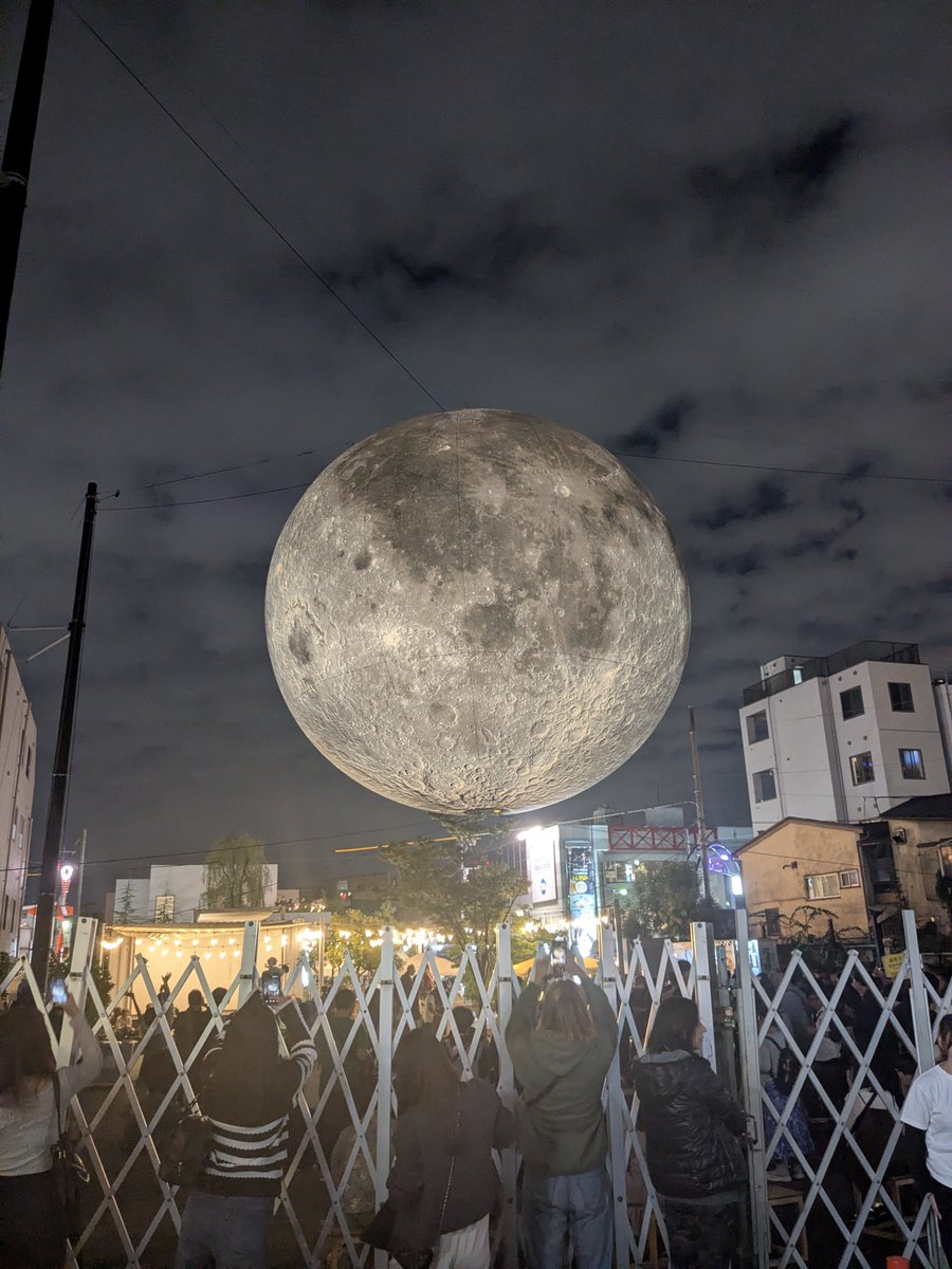 wori2ru's tweet photo. 下北沢、イミテーションの月に人が群がってて意味がわからなかった　さすが偽物の街 https://t.co/uTzuXPMsp9