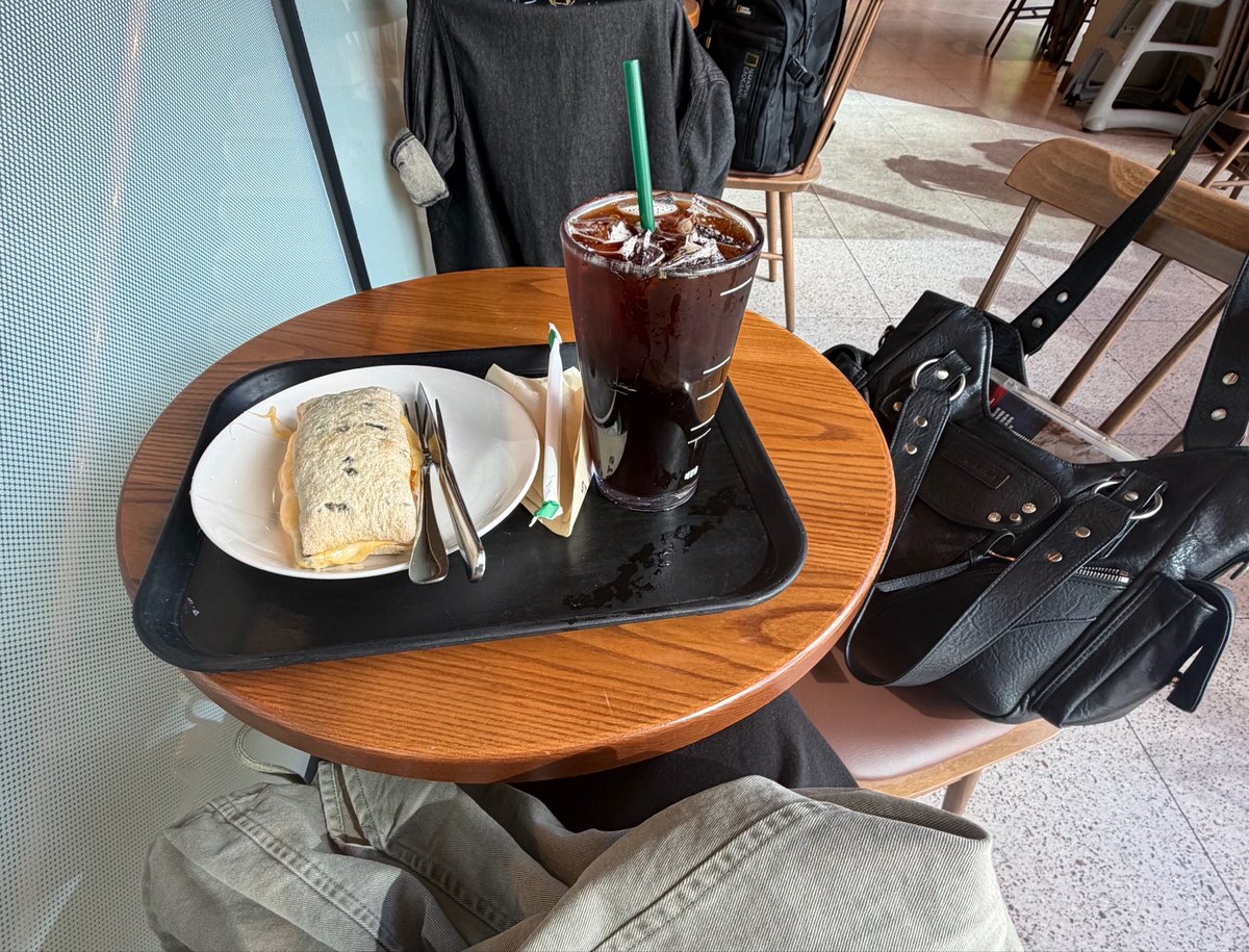 440iu's tweet photo. ? 나 책 펴야되는데 https://t.co/y1R50za9tG