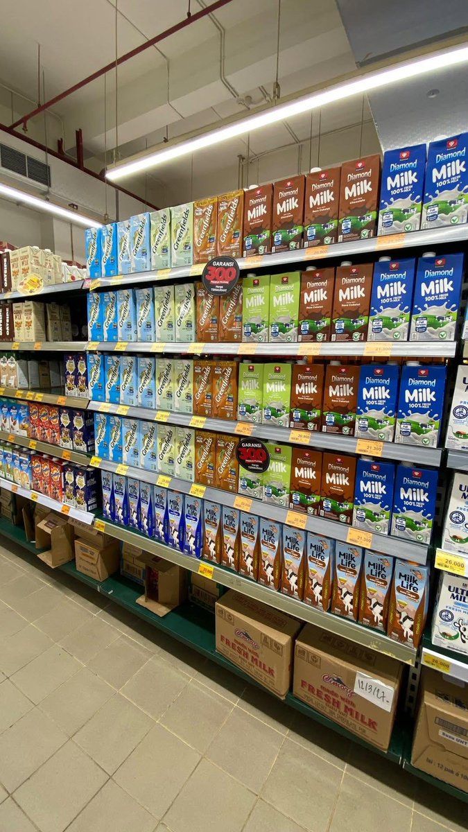 txtdarigenz97's tweet photo. Katanya biaya hidup di Indonesia murah, Yakin?

🇦🇺 Australia
- rata" upah = 85 juta/bulan
- harga susu 1 liter =  31 ribu

🇲🇾 Malaysia
- rata" upah = 16 juta/bulan
- harga susu 1 liter = 34 ribu

🇮🇩 Indonesia
- rata" upah = 3,4 juta/bulan
- harga susu 1 liter = 21 ribu

Kalau seluruh upahnya dipakai untuk beli susu: 
🇦🇺 Australia = 2.745 liter
🇲🇾 Malaysia = 491 liter 
🇮🇩 Indonesia = 161 liter 💀

inilah salah satu contoh kemiskinan struktural di Indonesia.