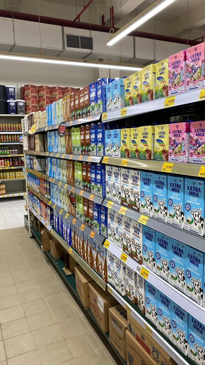 txtdarigenz97's tweet photo. Katanya biaya hidup di Indonesia murah, Yakin?

🇦🇺 Australia
- rata" upah = 85 juta/bulan
- harga susu 1 liter =  31 ribu

🇲🇾 Malaysia
- rata" upah = 16 juta/bulan
- harga susu 1 liter = 34 ribu

🇮🇩 Indonesia
- rata" upah = 3,4 juta/bulan
- harga susu 1 liter = 21 ribu

Kalau seluruh upahnya dipakai untuk beli susu: 
🇦🇺 Australia = 2.745 liter
🇲🇾 Malaysia = 491 liter 
🇮🇩 Indonesia = 161 liter 💀

inilah salah satu contoh kemiskinan struktural di Indonesia.