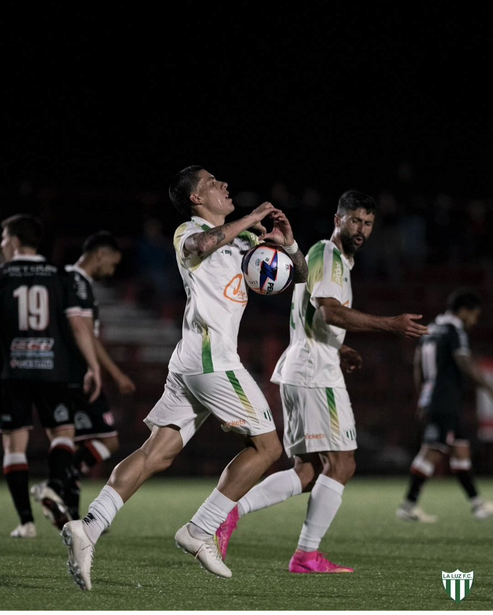 BachsMartin's tweet photo. ⚪️🟢 LA LUZ EN GRAN #REM0NTADA: VENCIÓ 3-2 A RIVER EN EL COMPLEJO Y ZAFA DE ABAJO

LA LUZ 3-2
RIVER PLATE
@laluzfc 
@cariverplateuy 
Complejo Rentistas. 

Jueces: Ruben Umpiérrez, Ernesto Hartwig y Luis Lassaga.  Cuarto juez: Anahí Fernández.

#Goles: 
15' Alejandro García (RP) 0-1
25' Diego Vera (RP) 0-2
38' Nawel Cayetano (LL) 1-2
48' Lorenzo González (LL, en contra) 2-2
59' Juan Antonio Pérez (LL) 3-2

 ⚪️🟢 LA LUZ:
Juanito Moreno, Alejandro Prieto, Rodrigo Izquierdo (56 Gabriel De León), Germán Gabriel, Tadeo Aguiar, Juan Antonio Pérez (70 Francisco Martirena), Joaquín Gottesman, Pablo Porcile (44 Facundo Sosa), Federico Millacet (56 Luca Barreto), Maximiliano Brito (70 Lucas Suáeez), Nawel Cayetano
#DT: Ruben Silva. 

⚪️🔴 RIVER PLATE: 
José Arbio, Tomás López, Maximiliano Perg, Lorenzo González, Rodrigo Cabrera (75 Lucas Camejo), Santiago Romero (83 Francisco Triver), Rodrigo Rodríguez (62 Maximiliano Burruzo), Alejandro García (75 Leandro Azurez), Cristian Techera (62 Gabriel Costa), Vitinho, Diego Vera.
#DT: Damián Santín.