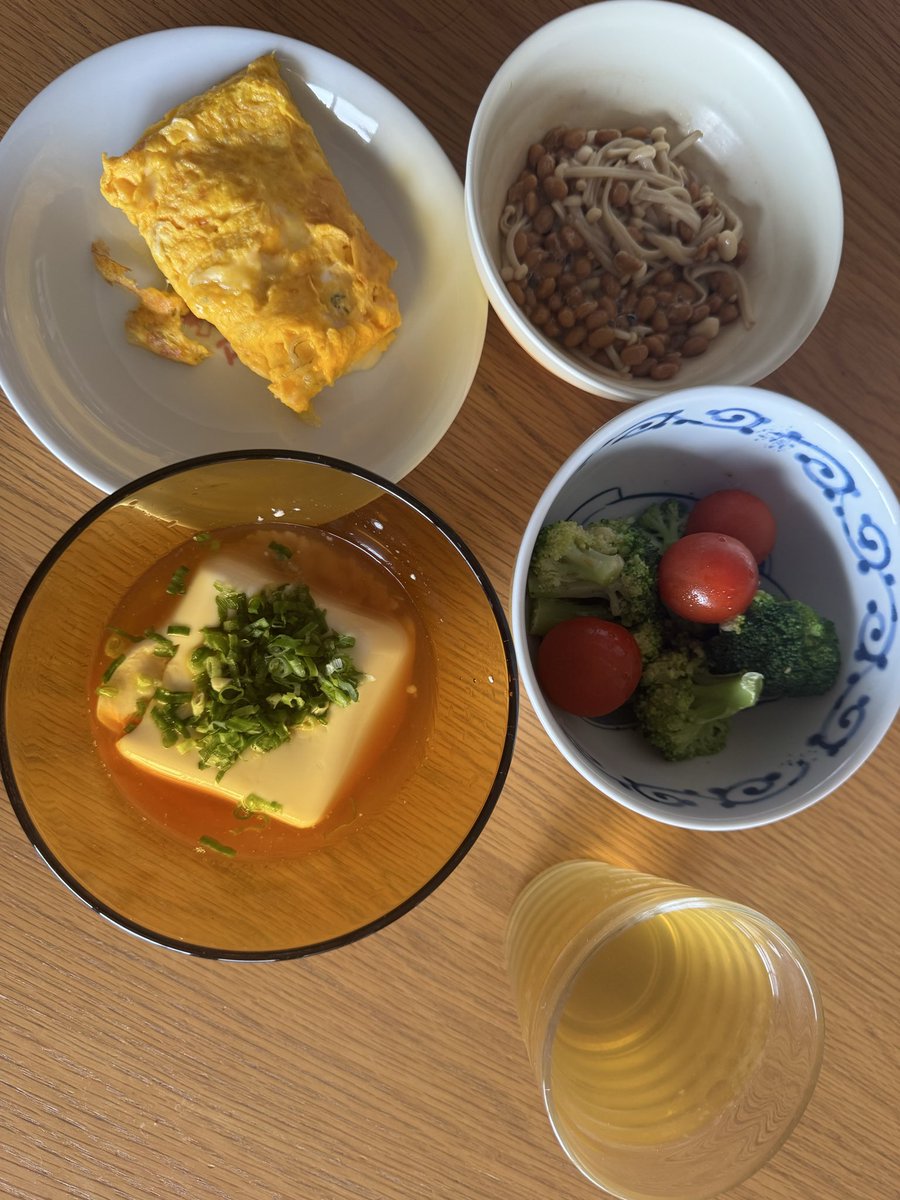 Yoneerichang's tweet photo. ダイエット3日目　-2.1kg
昨夜は夕食を16時にし,焼肉(5枚)と黒烏龍茶ハイを飲みました😋ほぼ我慢してないけど意識しただけで順調に減ってて嬉しい🥳

▼昼食
・チーズとじゃこのオムレツ
・納豆+エノキ
・湯豆腐
・ブロッコリー、トマト https://t.co/KXflzfjWq5