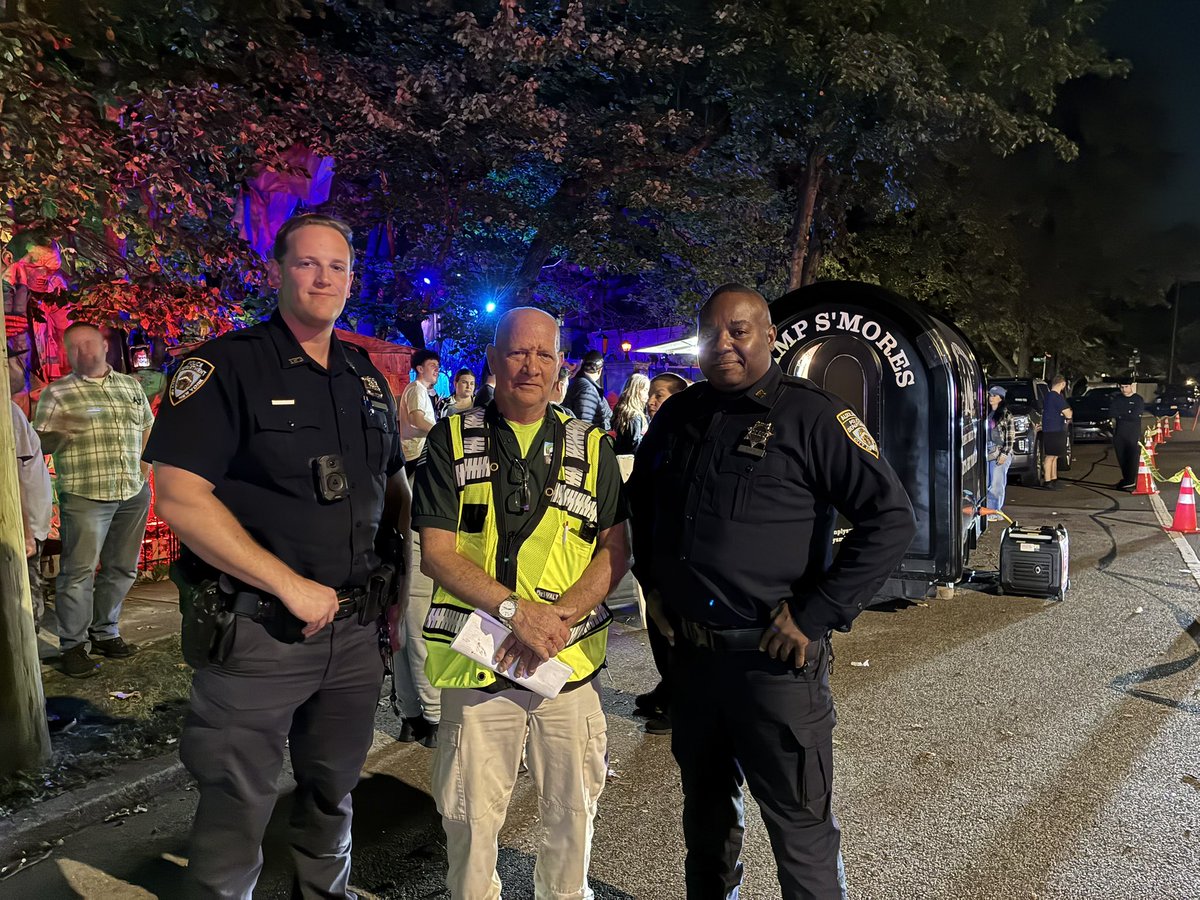 NYPD123Pct's tweet photo. Last night, Police Officer Mattsson and your Auxiliary Officers were over at the Twisted Trails Halloween exhibit ensuring everyone had a safe experience. Special thank you to the Port Richmond Cert Team for all of their support and assistance https://t.co/X2xXMVwYG3