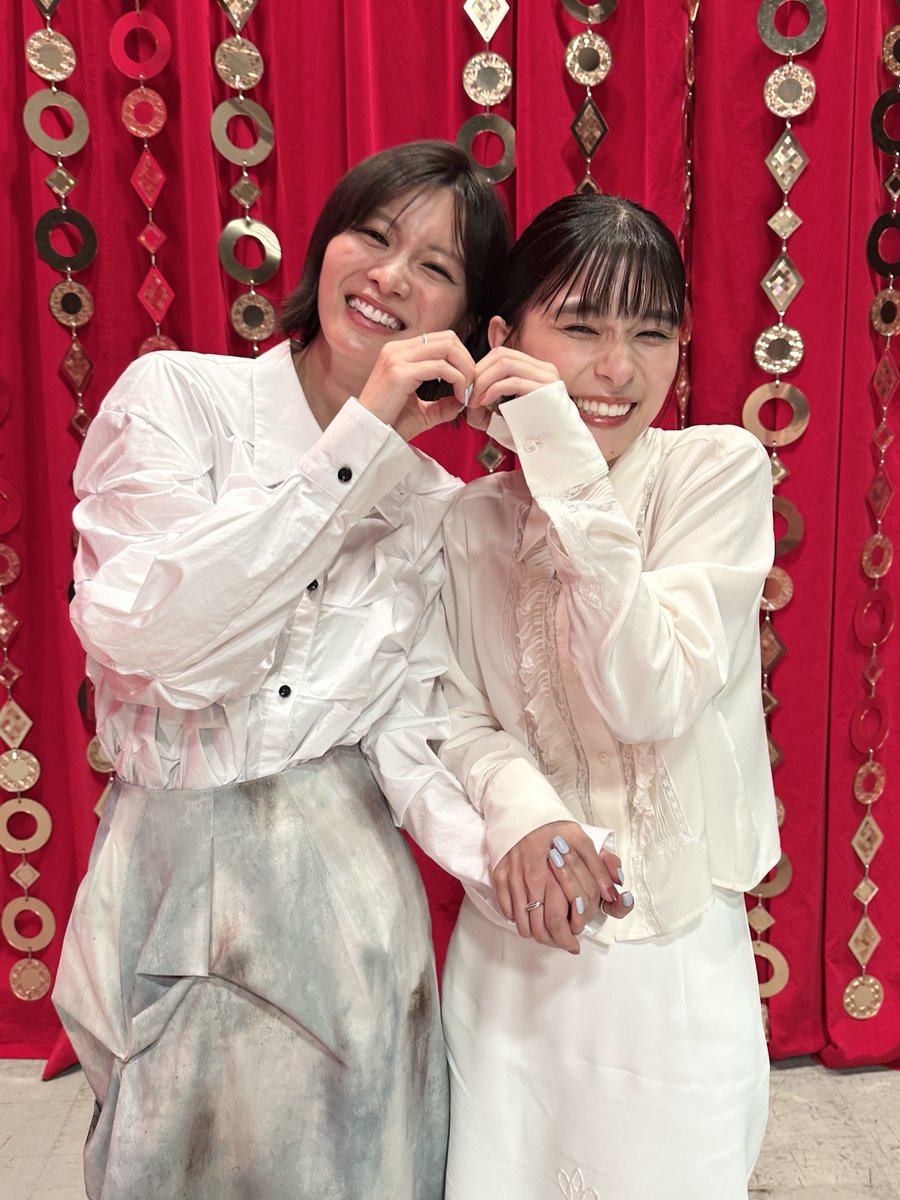 meotobiyori's tweet photo. オフショット✿⠜

このあと放送の
『#国民的ヒットの祭典』にて📺💫

#芳根京子 さんと 
『#kiDnapGAME』出演の #岡崎紗絵 さん✨

笑顔あふれる仲良し2ショット📸
#永遠ポーズ をしていただきました♾️💞

10月期ドラマも一緒にお楽しみください🍁

#めおと日和 👘🍁
𝟙𝟘月𝟙𝟝日(木)よる10時スタート!!

@kidnapgame_jp