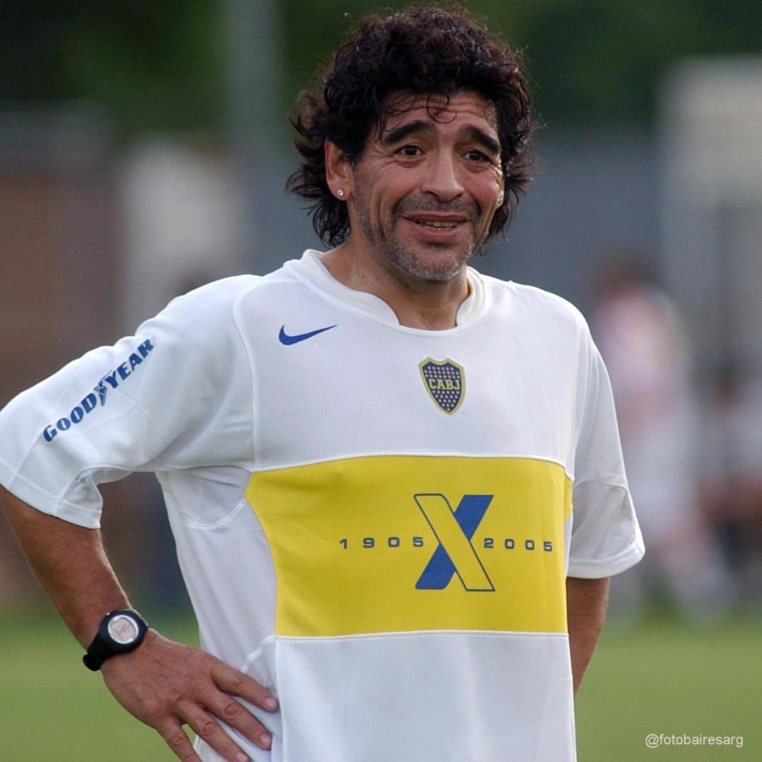BocaArchivo's tweet photo. Diego Maradona y la camiseta blanca edición especial centenario en el año 2005: nunca se utilizó el modelo en juego con dicha leyenda. https://t.co/dgKRHU38nb