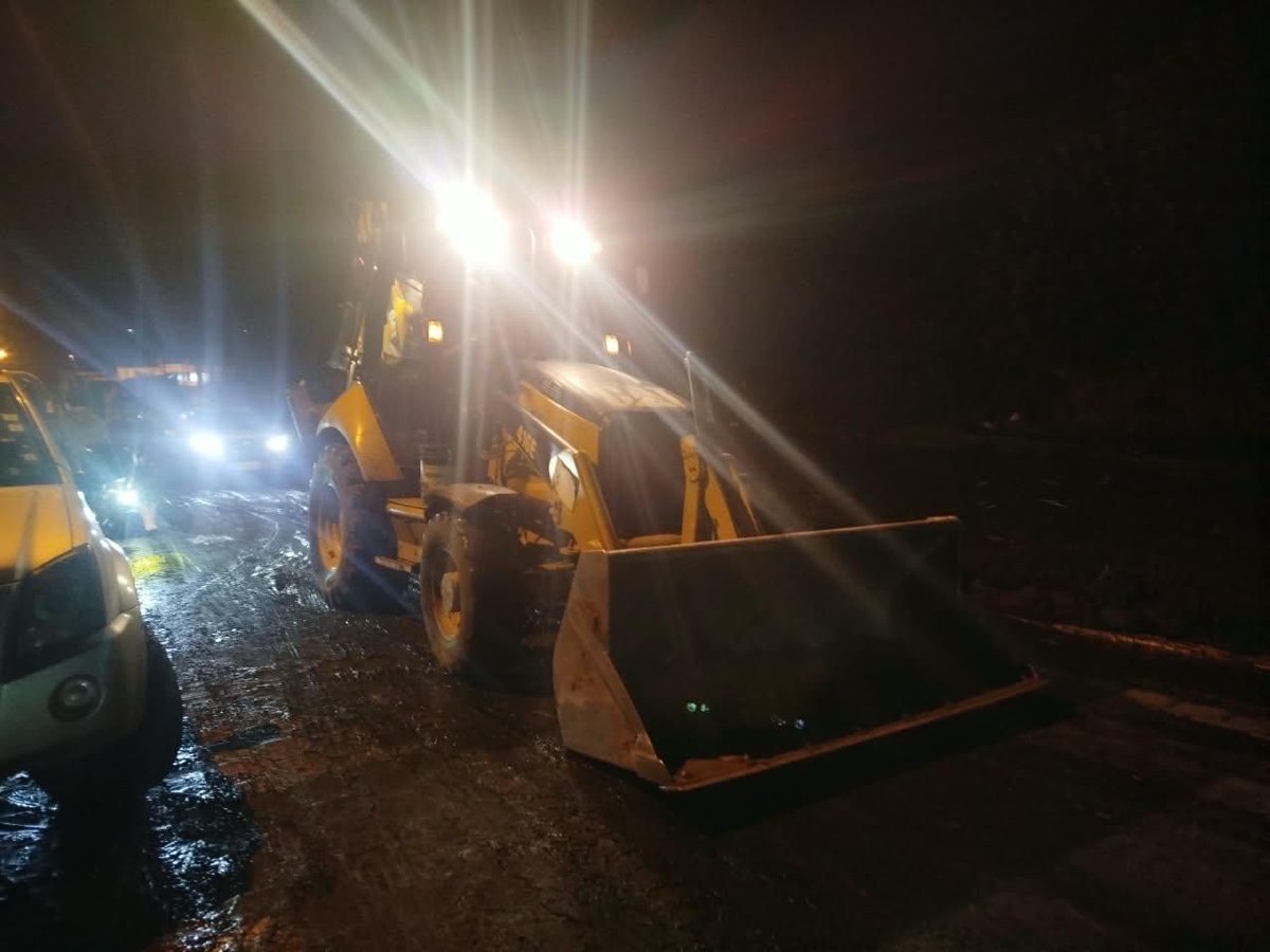 pabelml's tweet photo. Hoy Quito enfrentó una jornada de lluvias muy intensas. En estos 4 primeros días de octubre cayeron 79,4 mm de lluvia, dos tercios de lo que habitualmente cae en todo el mes.

Hubo familias, conductores y distintos sectores de la ciudad afectados. Desde el primer momento activamos a Bomberos, EPMAPS, EPMMOP, EMASEO, AMT, Emseguridad, Metro y equipos zonales para evacuar agua, retirar lodo y granizo, limpiar sumideros, liberar vías y atender las emergencias.

El trabajo continúa esta noche. He dispuesto mantener a todos los equipos operativos hasta recuperar completamente los sectores afectados y que Quito despierte con normalidad.

En El Labrador continúan las labores de limpieza y revisión. Mañana el Metro operará con sus 15 estaciones desde las 05h30 y Quitopía funcionará con normalidad.

Seguimos monitoreando la ciudad y atendiendo cada punto que lo requiera.

Sé que hay quienes prefieren sacar ventaja de las emergencias. No nos van a desconcentrar de lo importante: trabajar, prevenir y responder. Eso es lo que Quito necesita.

Mi abrazo solidario a la provincia de Esmeraldas y otros sectores del país que están pasando muy duros momentos.