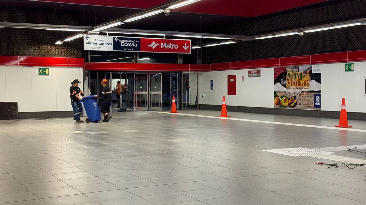 pabelml's tweet photo. Hoy Quito enfrentó una jornada de lluvias muy intensas. En estos 4 primeros días de octubre cayeron 79,4 mm de lluvia, dos tercios de lo que habitualmente cae en todo el mes.

Hubo familias, conductores y distintos sectores de la ciudad afectados. Desde el primer momento activamos a Bomberos, EPMAPS, EPMMOP, EMASEO, AMT, Emseguridad, Metro y equipos zonales para evacuar agua, retirar lodo y granizo, limpiar sumideros, liberar vías y atender las emergencias.

El trabajo continúa esta noche. He dispuesto mantener a todos los equipos operativos hasta recuperar completamente los sectores afectados y que Quito despierte con normalidad.

En El Labrador continúan las labores de limpieza y revisión. Mañana el Metro operará con sus 15 estaciones desde las 05h30 y Quitopía funcionará con normalidad.

Seguimos monitoreando la ciudad y atendiendo cada punto que lo requiera.

Sé que hay quienes prefieren sacar ventaja de las emergencias. No nos van a desconcentrar de lo importante: trabajar, prevenir y responder. Eso es lo que Quito necesita.

Mi abrazo solidario a la provincia de Esmeraldas y otros sectores del país que están pasando muy duros momentos.