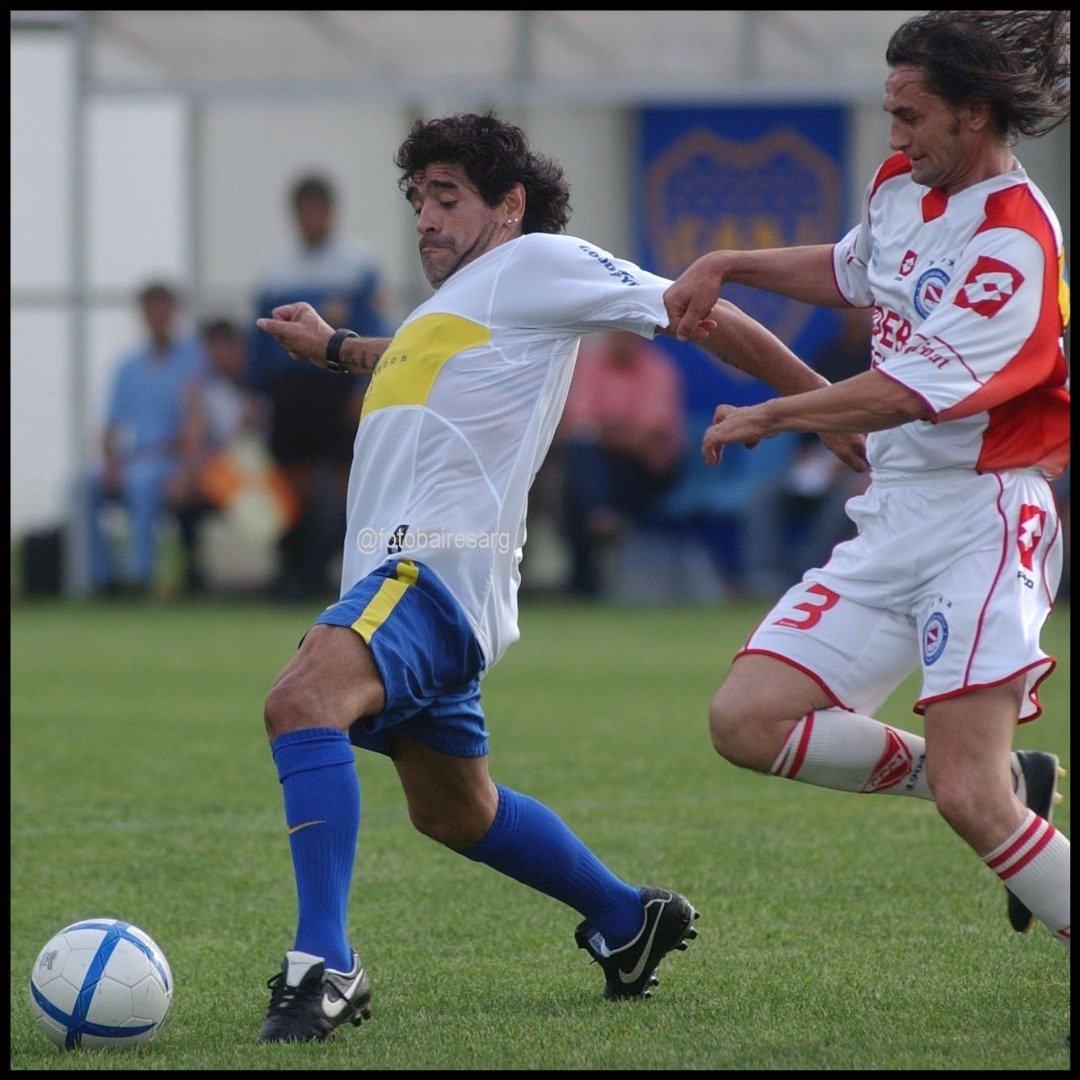 BocaArchivo's tweet photo. Diego Maradona y la camiseta blanca edición especial centenario en el año 2005: nunca se utilizó el modelo en juego con dicha leyenda. https://t.co/dgKRHU38nb