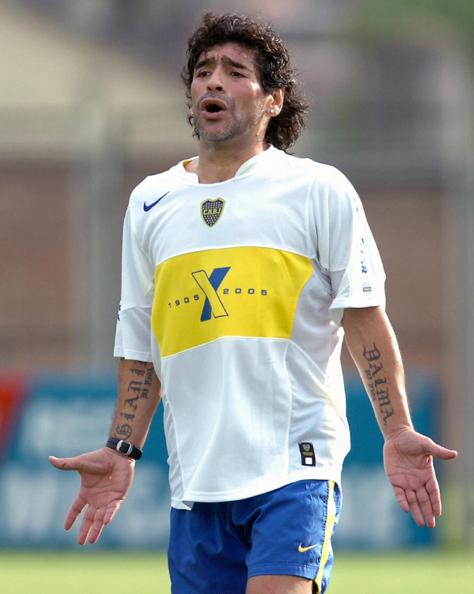 BocaArchivo's tweet photo. Diego Maradona y la camiseta blanca edición especial centenario en el año 2005: nunca se utilizó el modelo en juego con dicha leyenda. https://t.co/dgKRHU38nb