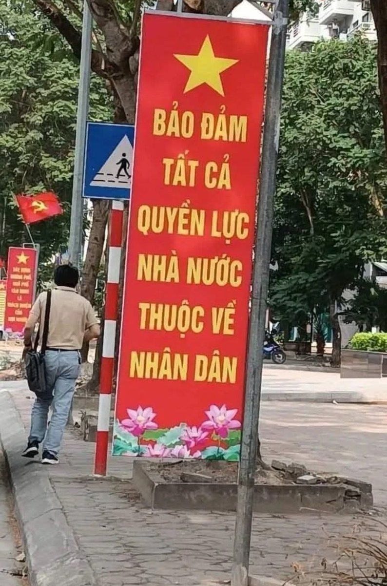 trustgoodthing's tweet photo. Vậy băng rôn tuyên truyền này có phải đang mị dân khi thực tế dân bị chà đạp hơn nô lệ, còn bọn ngày ngày đi làm gọi là cán bộ nhìn vest thù đàng hoàng nhưng bên trong ẩn chứa là tội phạm (tham ô tham nhũng)
@realDonaldTrump @POTUS @WhiteHouse @SecRubio https://t.co/NyhBB9qMDj