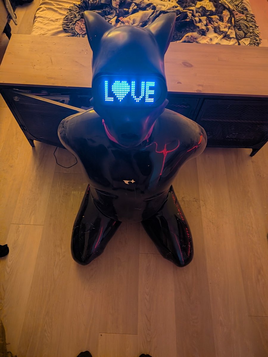 Shiny_Minded's tweet photo. Sometimes love really is all you need 🖤
Hood purchased from @furrjoi01 
#latex #drone #droneification #rubber #rubberdrone #mask #catboy https://t.co/TdlBOllVjH