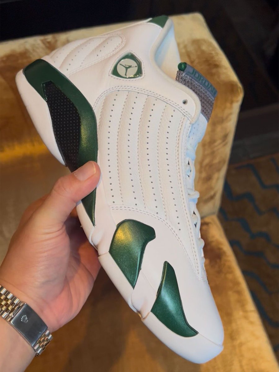 JustFreshKicks's tweet photo. IN HAND LOOK: Air Jordan 14 "Forest Green" 🌲 

• October 31st 
• $215 https://t.co/lm6qZFVJoH