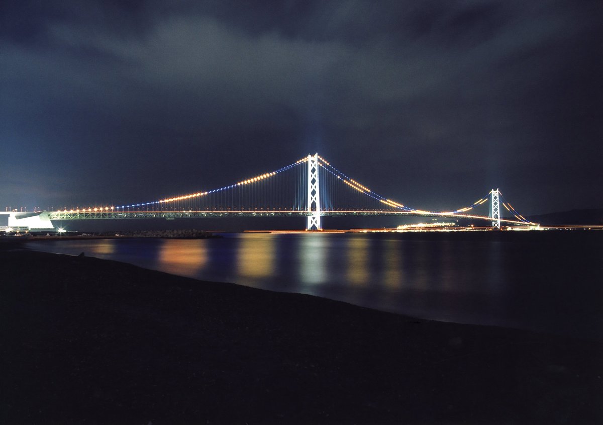 honshi_traffic's tweet photo. ＜🌉特別ライトアップに関するお知らせ＞
阪神タイガースのセ・リーグ優勝を祝して、明石海峡大橋の特別ライトアップを実施します。
10月12日(月祝)～15日(木)の期間中、各日 日没～24:00に、阪神タイガースカラーに点灯します⚾
ぜひお見逃しなく！ 
#阪神タイガース連覇 https://t.co/Iyf2vUClE3