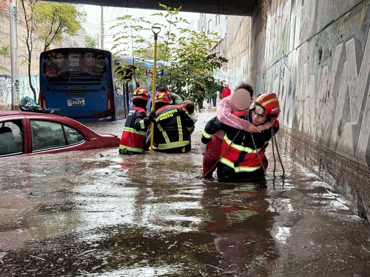 DianaCruzUIO's tweet photo. Hoy, 4 de octubre, Quito vivió uno de los Cordonazos de San Francisco más intensos de los últimos años. Lluvia torrencial, granizo y tormenta eléctrica que pusieron a prueba a la ciudad.

Frente a eso, el Municipio de Quito estuvo donde tenía que estar: en territorio, enfrentando y afrontando la emergencia, no tras las redes sociales.

Mi reconocimiento y respaldo total a:

👨‍🚒 @BomberosQuito por el rescate de nuestros vecinos del bus La Ofelia-La Planada, El Condado, y de los vehículos atrapados en los deprimidos de La Y y 10 de Agosto y Naciones Unidas.

💧 @EPMAPSQuito por la evacuación del agua en la estación El Labrador del Metro, en El Bosque, y en diversas calles y avenidas 

🚦 @AMTQuito por el cierre preventivo de los pasos a desnivel de la Mariscal Sucre y Mañosca, 10 de Agosto, La Prensa y El Labrador, evitando tragedias.

🚇 @MetrodeQuito por desplegar a sus equipos técnicos y de limpieza y garantizar la operación al 100% mañana lunes 5 desde las 05:30.

Al equipo de Quitopía por limpiar la oficina administrativa que se encuentra en el subsuelo, mañana sus 35 espacios estarán nuevamente a servicio de la comunidad.

A los vecinos de El Bosque, donde el granizo colapsó parte del ingreso 6 del centro comercial, y a todos los barrios afectados: no están solos.

Mientras nosotros atendíamos la emergencia, unos pocos oportunistas celebraban la desgracia desde el celular para intentar sacar rédito político. Esa vieja forma de hacer política que se alegra cuando a Quito le va mal, es lo que la ciudad ya no tolera.

Nosotros como siempre trabajando. 

Recuerda que es deber de todos cuidar nuestra ciudad y nuestra seguridad; no arrojes basura a la calle, saca la basura en el horario y día establecido.

Y ante cualquier emergencia comunícate al 9-1-1