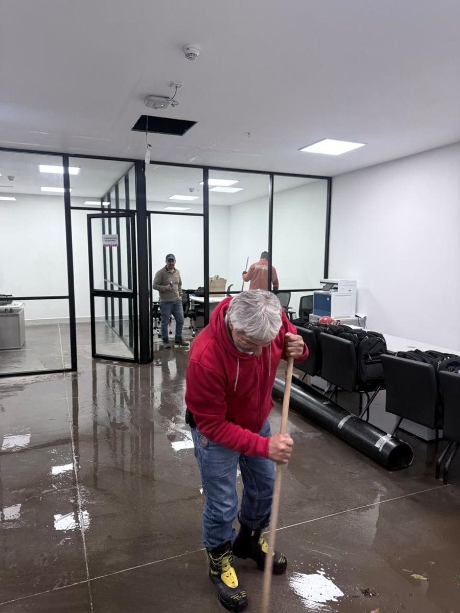 DianaCruzUIO's tweet photo. Hoy, 4 de octubre, Quito vivió uno de los Cordonazos de San Francisco más intensos de los últimos años. Lluvia torrencial, granizo y tormenta eléctrica que pusieron a prueba a la ciudad.

Frente a eso, el Municipio de Quito estuvo donde tenía que estar: en territorio, enfrentando y afrontando la emergencia, no tras las redes sociales.

Mi reconocimiento y respaldo total a:

👨‍🚒 @BomberosQuito por el rescate de nuestros vecinos del bus La Ofelia-La Planada, El Condado, y de los vehículos atrapados en los deprimidos de La Y y 10 de Agosto y Naciones Unidas.

💧 @EPMAPSQuito por la evacuación del agua en la estación El Labrador del Metro, en El Bosque, y en diversas calles y avenidas 

🚦 @AMTQuito por el cierre preventivo de los pasos a desnivel de la Mariscal Sucre y Mañosca, 10 de Agosto, La Prensa y El Labrador, evitando tragedias.

🚇 @MetrodeQuito por desplegar a sus equipos técnicos y de limpieza y garantizar la operación al 100% mañana lunes 5 desde las 05:30.

Al equipo de Quitopía por limpiar la oficina administrativa que se encuentra en el subsuelo, mañana sus 35 espacios estarán nuevamente a servicio de la comunidad.

A los vecinos de El Bosque, donde el granizo colapsó parte del ingreso 6 del centro comercial, y a todos los barrios afectados: no están solos.

Mientras nosotros atendíamos la emergencia, unos pocos oportunistas celebraban la desgracia desde el celular para intentar sacar rédito político. Esa vieja forma de hacer política que se alegra cuando a Quito le va mal, es lo que la ciudad ya no tolera.

Nosotros como siempre trabajando. 

Recuerda que es deber de todos cuidar nuestra ciudad y nuestra seguridad; no arrojes basura a la calle, saca la basura en el horario y día establecido.

Y ante cualquier emergencia comunícate al 9-1-1