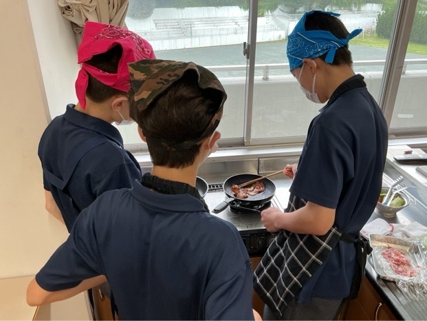 roppongi_jhs's tweet photo. 9.30 調理実習「豚肉の生姜焼き🐽」
２年生のエプロン姿がとてもかわいらしい☺
食材や調味料の確認、火加減の確認、一つ一つの作業に真剣に楽しく取り組む姿がナイスです👍
ぜひ今回学んだことを生かして、自宅でも料理にチャレンジしてみてください✨
家族に生姜焼きを振る舞えたら素敵ですね🍳 https://t.co/JNt10MdZkq