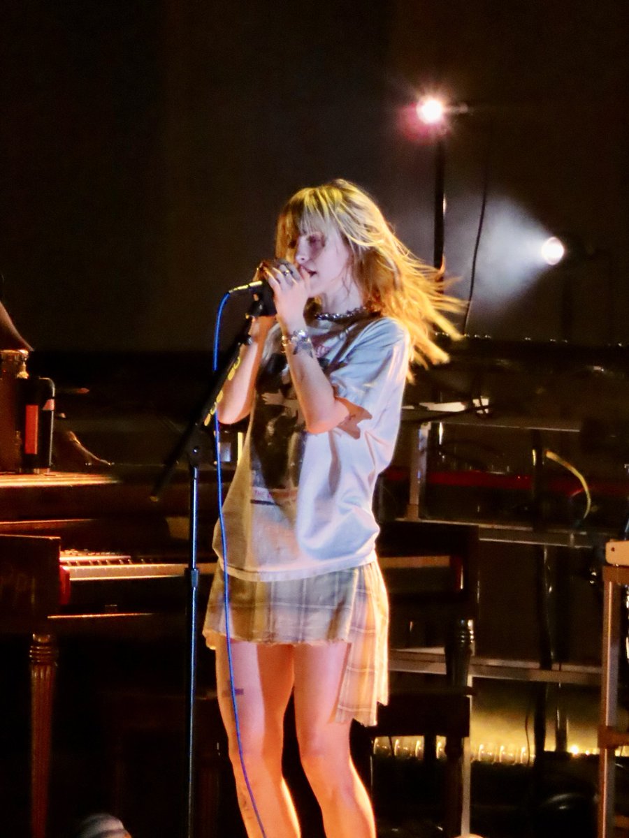 Yasmemes's tweet photo. The Hayley Williams Show live at San Diego! #hayleywilliams #paramore https://t.co/dS8Y1XtXAN
