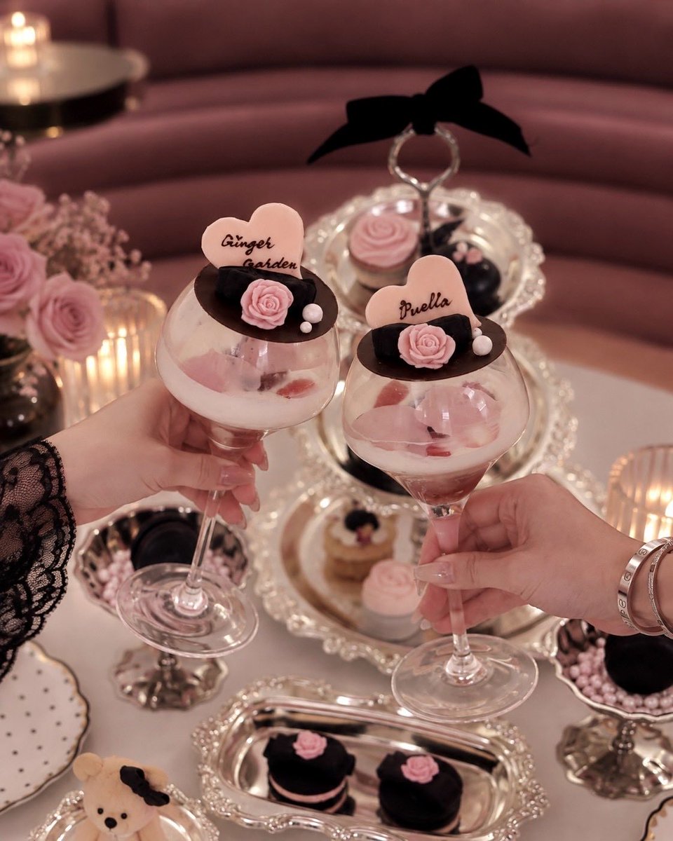 _GingerGarden_'s tweet photo. 🎀⋱ 🩶 ⋰ 🎀⋱ 🩶 ⋰ 🎀⋱ 🩶 ⋰ 🎀⋱
.
              🎀🖤黒とピンク🖤🎀
                      𓊆 10/1-11/15 𓊇
.
横浜限定、黒のリボンをつけたピンクのプエラちゃんも追加出来る🪞🧸🎀
 🩶 ⋰ 🎀⋱ 🩶 ⋰ 🎀⋱ 🩶 ⋰ 🎀⋱ 🩶 
店舗🎀横浜プエラ
予約🖤https://t.co/R3712hruBP https://t.co/QHrFRB8ar9